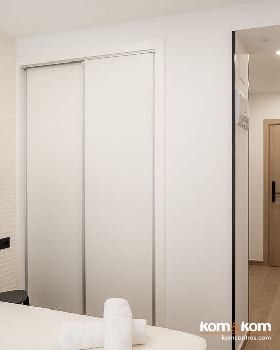 armarios a medida con puertas correderas blancos para apartamentos tur&iacute;sticos